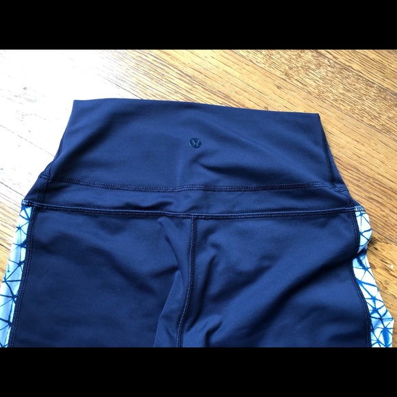 Lululemon navy printed crop leggings size 6 - Picture 4 of 6